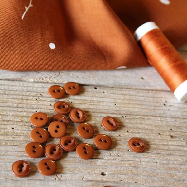 Eglantine et Zoe Caramel Buttons